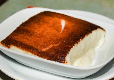 İstanbul, Türkiye, 20.12.2019: Hafız Mustafa İstanbul 'da alışveriş, baklava, Türk lokumu, kremalı brulee, pirinç pudingi, kek, çay, kunefe, knafeh tatlısı gibi geleneksel Türk tatlıları