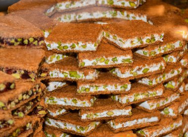 Geleneksel baklava tatlısı tatlısı, otel brunch 'ı sırasında kataif hamur işi havuzun yanındaki bahçede açık büfe. Taze Yemek Büfesi Yemek Yemeği Paylaşım Partisi Konsepti