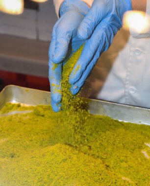 Fırın İstanbul, Türkiye 'de baklava malzemesi olarak öğütülmüş fıstık tozu yapan aşçı