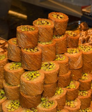 Geleneksel baklava tatlısı tatlısı, otel brunch 'ı sırasında kataif hamur işi havuzun yanındaki bahçede açık büfe. Taze Yemek Büfesi Yemek Yemeği Paylaşım Partisi Konsepti