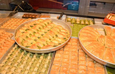 Geleneksel baklava tatlısı tatlısı, otel brunch 'ı sırasında kataif hamur işi havuzun yanındaki bahçede açık büfe. Taze Yemek Büfesi Yemek Yemeği Paylaşım Partisi Konsepti
