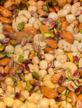 Geleneksel baklava tatlısı tatlısı, otel brunch 'ı sırasında kataif hamur işi havuzun yanındaki bahçede açık büfe. Taze Yemek Büfesi Yemek Yemeği Paylaşım Partisi Konsepti