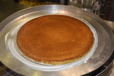 Fıstık tozlu Türk tatlısı. Kunafa, kaday fıstıklı pudra ve peynirli şeker şurubu. Taze pişmiş, eritilmiş peynir ve üstünde fıstık tozu. Lezzetli.