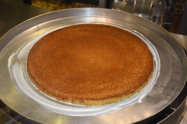 Fıstık tozlu Türk tatlısı. Kunafa, kaday fıstıklı pudra ve peynirli şeker şurubu. Taze pişmiş, eritilmiş peynir ve üstünde fıstık tozu. Lezzetli.