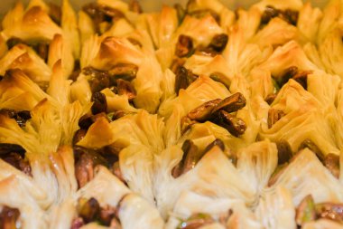 Geleneksel baklava tatlısı tatlısı, otel brunch 'ı sırasında kataif hamur işi havuzun yanındaki bahçede açık büfe. Taze Yemek Büfesi Yemek Yemeği Paylaşım Partisi Konsepti