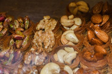 İstanbul, Türkiye 'deki Büyük Pazar' da çeşitli kurumuş meyvelerle tezgah