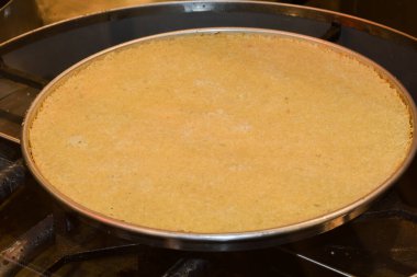 Fıstık tozlu Türk tatlısı. Kunafa, kaday fıstıklı pudra ve peynirli şeker şurubu. Taze pişmiş, eritilmiş peynir ve üstünde fıstık tozu. Lezzetli.