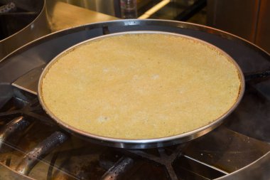 Fıstık tozlu Türk tatlısı. Kunafa, kaday fıstıklı pudra ve peynirli şeker şurubu. Taze pişmiş, eritilmiş peynir ve üstünde fıstık tozu. Lezzetli.