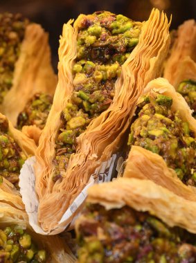 Geleneksel baklava tatlısı tatlısı, otel brunch 'ı sırasında kataif hamur işi havuzun yanındaki bahçede açık büfe. Taze Yemek Büfesi Yemek Yemeği Paylaşım Partisi Konsepti
