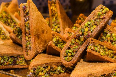 Geleneksel baklava tatlısı tatlısı, otel brunch 'ı sırasında kataif hamur işi havuzun yanındaki bahçede açık büfe. Taze Yemek Büfesi Yemek Yemeği Paylaşım Partisi Konsepti