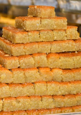 Geleneksel baklava tatlısı tatlısı, otel brunch 'ı sırasında kataif hamur işi havuzun yanındaki bahçede açık büfe. Taze Yemek Büfesi Yemek Yemeği Paylaşım Partisi Konsepti