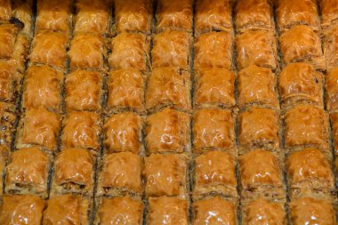 Geleneksel baklava tatlısı tatlısı, otel brunch 'ı sırasında kataif hamur işi havuzun yanındaki bahçede açık büfe. Taze Yemek Büfesi Yemek Yemeği Paylaşım Partisi Konsepti
