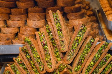 Geleneksel baklava tatlısı tatlısı, otel brunch 'ı sırasında kataif hamur işi havuzun yanındaki bahçede açık büfe. Taze Yemek Büfesi Yemek Yemeği Paylaşım Partisi Konsepti