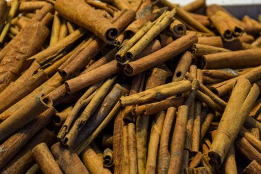 Noel pazarında tezgahın üstünde satılık bir sürü tarçın çubuğu var. Yemek ve tıpta kullanılan sağlıklı aromatik baharat, aromaterapi