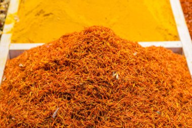 Çiğ Organik Kırmızı Safran Baharatı. Lüks aromalı ve pahalı kavramsal baharatlı bir fikir. Turkish Grand Bazaar 'daki altın kasede gevşek safran baharatına yakın plan.