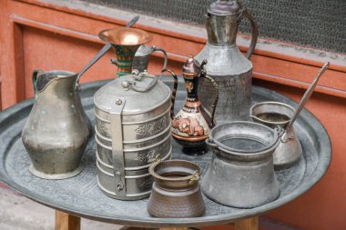 Türk lokum bardakları, tencereler, çaydanlıklar ve hediyelik eşyalar bakırdan yapılır. Bosna-Hersek Mostar şehri. Yerel geleneksel el sanatları çay ve kahve kapları ve bardaklar (Türk tarzı).