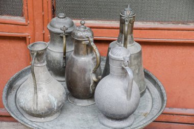 Türk lokum bardakları, tencereler, çaydanlıklar ve hediyelik eşyalar bakırdan yapılır. Bosna-Hersek Mostar şehri. Yerel geleneksel el sanatları çay ve kahve kapları ve bardaklar (Türk tarzı).