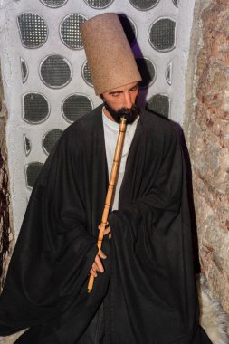 Dönen dans eden Sufi derviş heykelciği. Küçük beden.