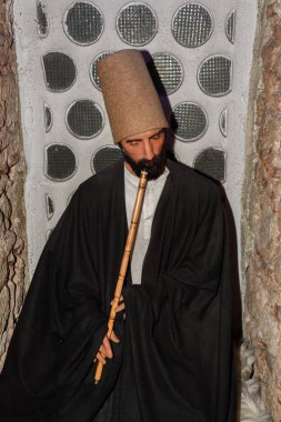 Dönen dans eden Sufi derviş heykelciği. Küçük beden.