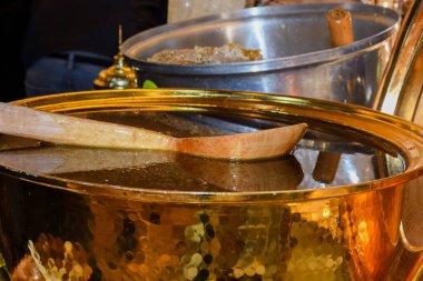 Düz yatıyordu. Sarı arka planda bal, papatya ve papatya dolu kavanozlar, boşluğu kopyala