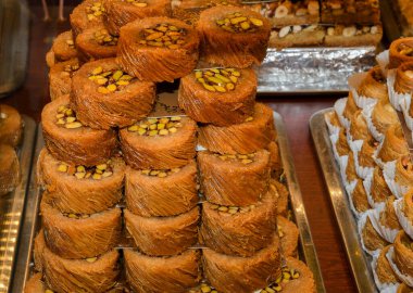 Geleneksel baklava tatlısı tatlısı, otel brunch 'ı sırasında kataif hamur işi havuzun yanındaki bahçede açık büfe. Taze Yemek Büfesi Yemek Yemeği Paylaşım Partisi Konsepti