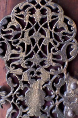 Camide inci kakmalı kapılar var ya. Arap çiçeksiz desen - geleneksel İslami arka plan. Ahşap dekoratif element - Türk deseni, arkaplan oyması için renkli mozaik fayanslar