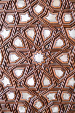 Camide inci kakmalı kapılar var ya. Arap çiçeksiz desen - geleneksel İslami arka plan. Ahşap dekoratif element - Türk deseni, arkaplan oyması için renkli mozaik fayanslar
