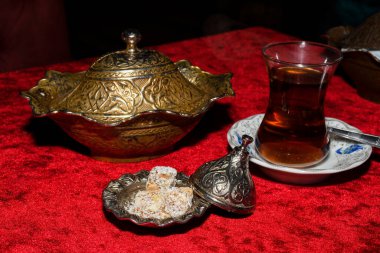 Türkiye 'nin İstanbul kentindeki geleneksel bir kafe barında servis edilen, Türk geleneksel bardağındaki metal kahve