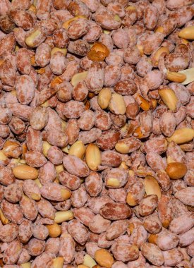 Pazarda satılık fındıklar. Sağlıklı beslenme konsepti. Tuzlu atıştırmalık