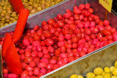 Mısır 'ın açık hava pazarındaki Grand Bazaar' da Türk zeytinleri farklı karışımlarda satılıyor. Pazar yerinde taze ürünler, Yunan çeşitleri de.