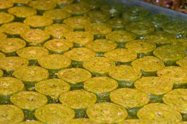 Geleneksel baklava tatlısı tatlısı, otel brunch 'ı sırasında kataif hamur işi havuzun yanındaki bahçede açık büfe. Taze Yemek Büfesi Yemek Yemeği Paylaşım Partisi Konsepti