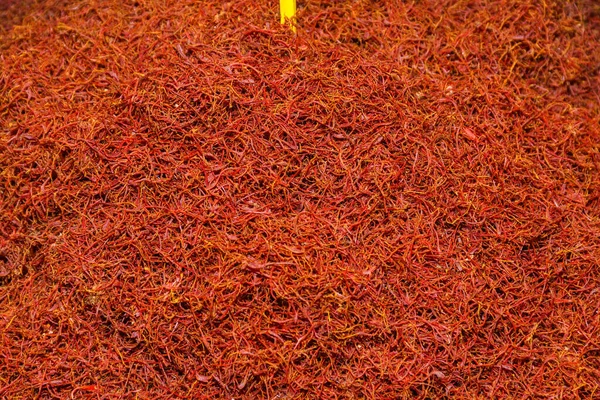 Especia Roja Orgánica Cruda Del Azafrán Tazón Sabor Lujoso Idea —  Fotos de Stock