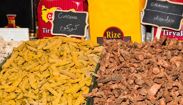 イスタンブールのグランドバザール市場での販売のための乾燥ウコン キューマ と乾燥生姜の根の背景 健康的なライフスタイルのための自然な抗炎症療法 — ストック写真