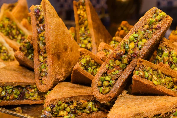 Geleneksel baklava tatlısı tatlısı, otel brunch 'ı sırasında kataif hamur işi havuzun yanındaki bahçede açık büfe. Taze Yemek Büfesi Yemek Yemeği Paylaşım Partisi Konsepti