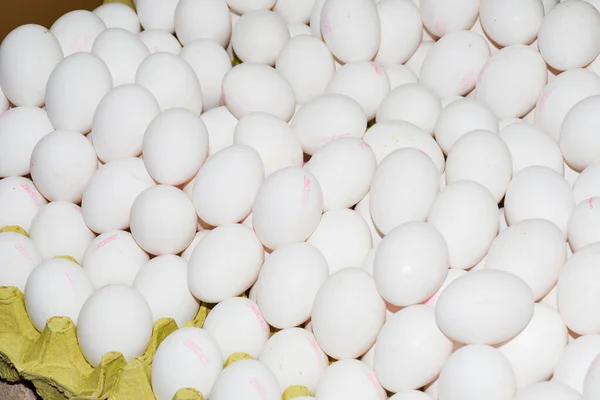 Ovos Castanhos Brancos Pilha — Fotografia de Stock