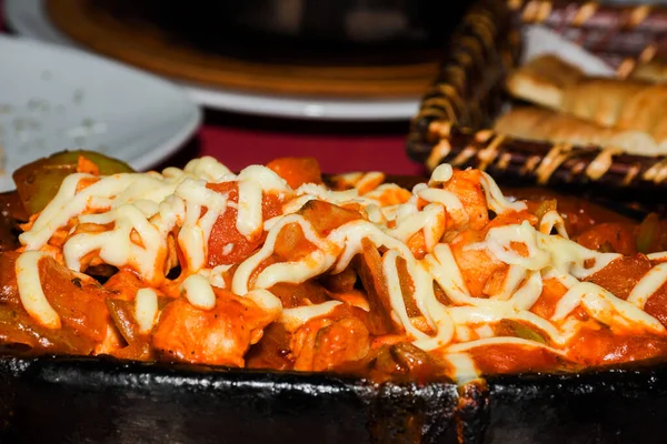 Indiai Konyha Hagyományos Curry Csirke Burgonyával Fokhagyma Gyömbér Zöldborsó Piros — Stock Fotó