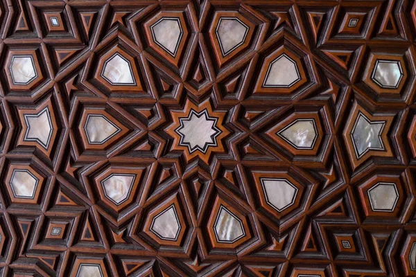 모스크에 진주조개 아랍의 꽃무늬가 전통적 이슬람 배경이다 장식용 회색빛 조각을 — 스톡 사진