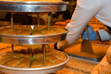 Geleneksel baklava tatlısı tatlısı, otel brunch 'ı sırasında kataif hamur işi havuzun yanındaki bahçede açık büfe. Taze Yemek Büfesi Yemek Yemeği Paylaşım Partisi Konsepti