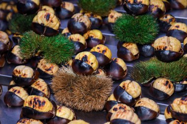 İstanbul, Türkiye 'de bir sokak tezgahında kestane kızartıyorum. Seçici odaklanma. Kış mevsiminde geleneksel sokak yemekleri.