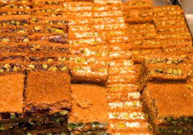 Geleneksel baklava tatlısı tatlısı, otel brunch 'ı sırasında kataif hamur işi havuzun yanındaki bahçede açık büfe. Taze Yemek Büfesi Yemek Yemeği Paylaşım Partisi Konsepti