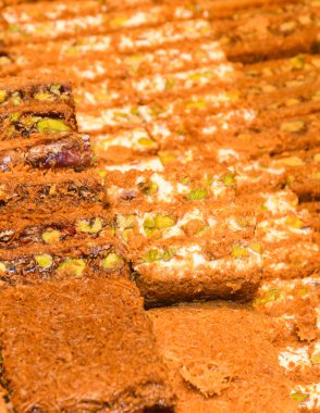 Geleneksel baklava tatlısı tatlısı, otel brunch 'ı sırasında kataif hamur işi havuzun yanındaki bahçede açık büfe. Taze Yemek Büfesi Yemek Yemeği Paylaşım Partisi Konsepti