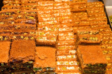 Geleneksel baklava tatlısı tatlısı, otel brunch 'ı sırasında kataif hamur işi havuzun yanındaki bahçede açık büfe. Taze Yemek Büfesi Yemek Yemeği Paylaşım Partisi Konsepti