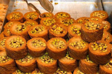 İstanbul 'daki bir dükkanda ya da sokak yemekleri festivali sırasında çeşitli tiplerde ya da çok çeşitli Türk lezzet dürümleri satılıyor. Lokum, özel bir hindi tatlısı.