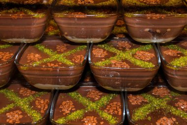 Zerde bir Türk tatlısıdır, safranla sarıya boyanmış pirinçten yapılan tatlı bir puding. Düğünlerde, doğum günlerinde ve Farsça 'da popüler olan bir yemektir.