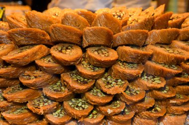 İstanbul 'daki bir dükkanda ya da sokak yemekleri festivali sırasında çeşitli tiplerde ya da çok çeşitli Türk lezzet dürümleri satılıyor. Lokum, özel bir hindi tatlısı.