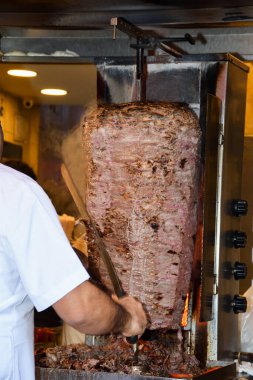 Shawarma, Orta Doğu mutfağında ince dilimlere ayrılmış etten oluşan koni şeklinde istiflenmiş ve yavaşça dikey bir rostoda veya tükürükte kızartılmış bir yemek. Tavuk, sığır eti, kuzu eti