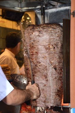 Shawarma, Orta Doğu mutfağında ince dilimlere ayrılmış etten oluşan koni şeklinde istiflenmiş ve yavaşça dikey bir rostoda veya tükürükte kızartılmış bir yemek. Tavuk, sığır eti, kuzu eti