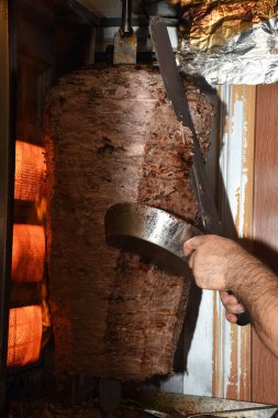 Shawarma, Orta Doğu mutfağında ince dilimlere ayrılmış etten oluşan koni şeklinde istiflenmiş ve yavaşça dikey bir rostoda veya tükürükte kızartılmış bir yemek. Tavuk, sığır eti, kuzu eti