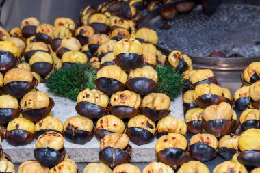 İstanbul, Türkiye 'de bir sokak tezgahında kestane kızartıyorum. Seçici odaklanma. Kış mevsiminde geleneksel sokak yemekleri.