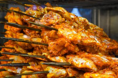 Barbeküde pişmiş et. Metal şişte pişen ızgara kebap. Barbekü taze et dilimleri. Geleneksel doğu yemeği, şiş kebap. Kömür ve alevler üzerine ızgara, sokak yemekleri, İstanbul